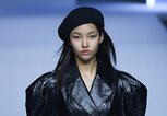 Ein chinesisches Model mit Ballonärmeln auf dem Runway | © gettyimages.de |Zhe Ji 