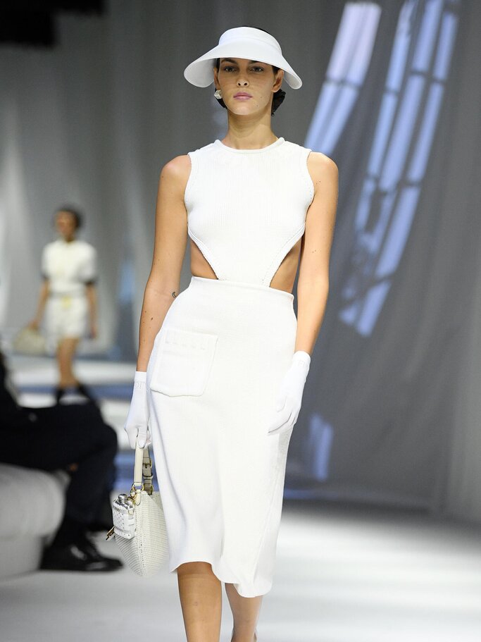 Model in weißem Kleid mit Cut-Outs und elegantem Hut | © gettyimages.de | 