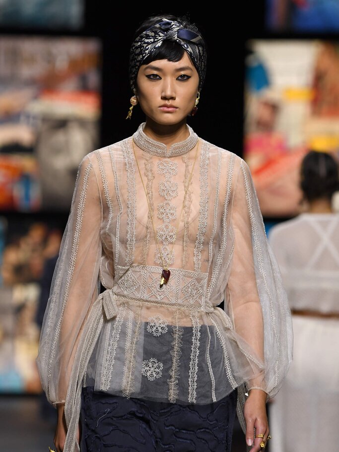 Model mit transparenter Bluse und Haartuch | © gettyimages.de | Pascal Le Segretain