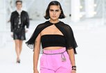 Model mit Kurven auf dem Laufsteg mit pinker Hose | © gettyimages.de | Stephane Cardinale - Corbis