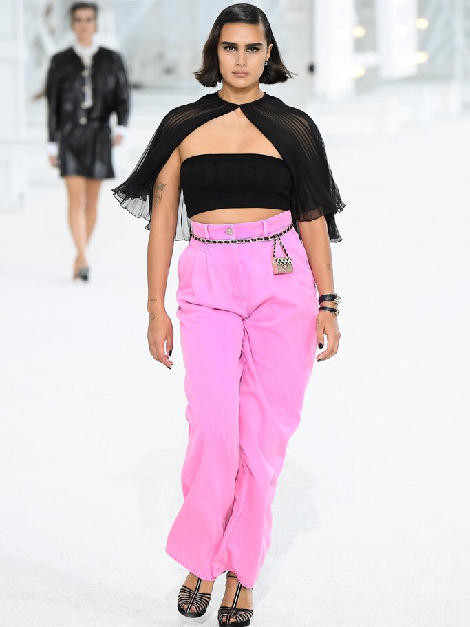 Model mit Kurven auf dem Laufsteg mit pinker Hose | © gettyimages.de | Stephane Cardinale - Corbis