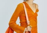 Details von einem Runway-Look in Orange mit XXL-Tasche | © gettyimages.de | Victor VIRGILE