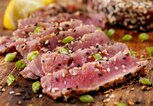 Aufgeschnittenes Thunfischsteak mit Sesamkruste | © istockphoto.com | LauriPatterson