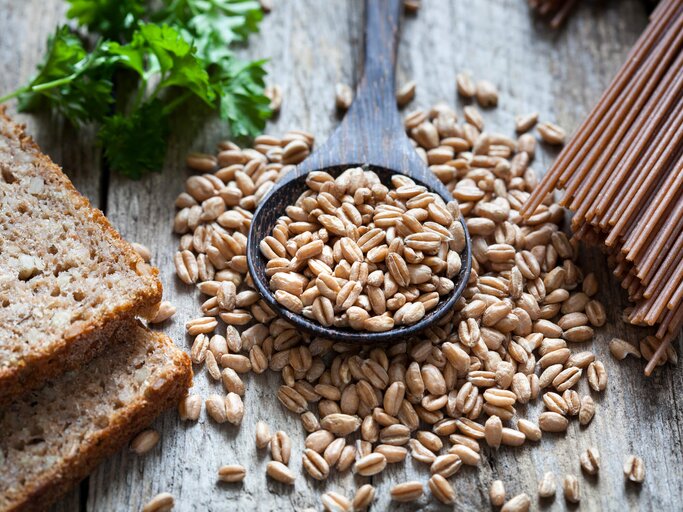 Vollkornnudeln und Brot von oben fotografiert | © istockphoto.com | ollo