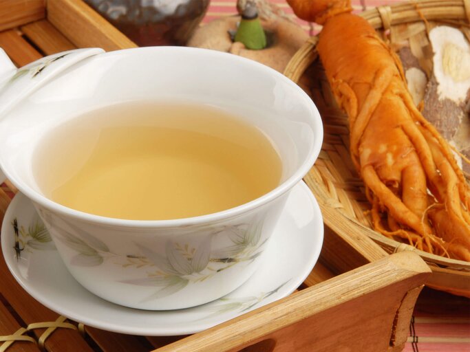 Eine Tasse mit Ginseng Tee. | © gettyimages.de / Lcc54613