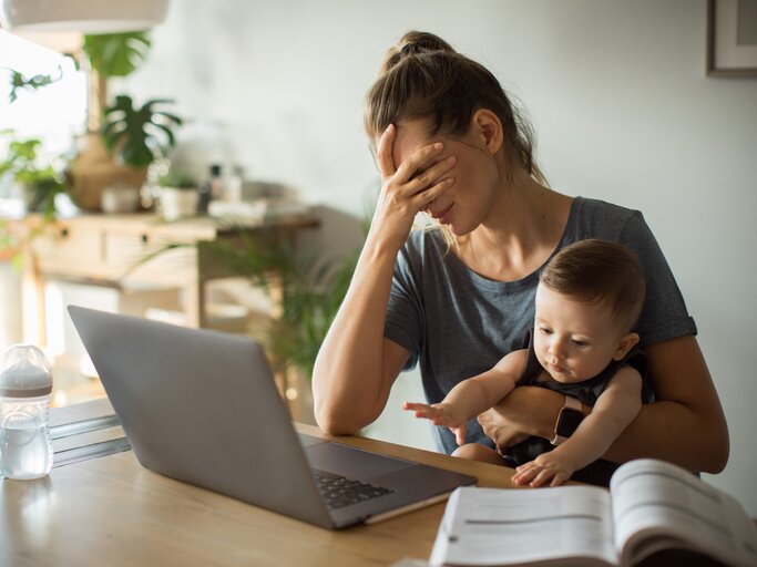 Mutter mit Kind ist überfordert | © Getty Images/	svetikd