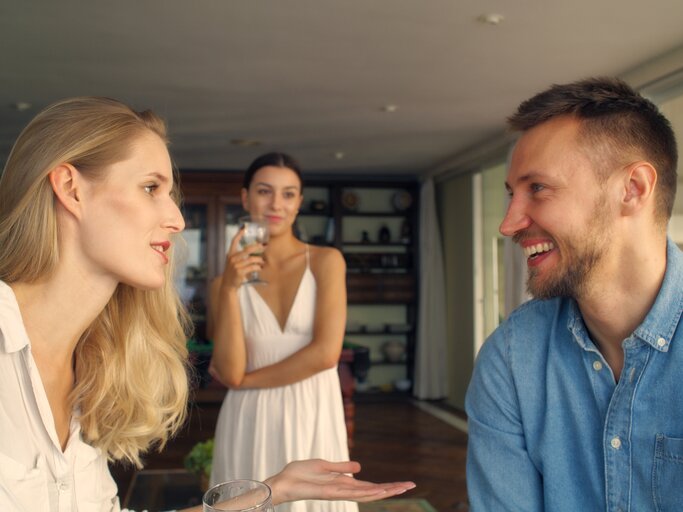 Frau kann den Partner ihrer Freundin nicht leiden | © GettyImages/janiecbros