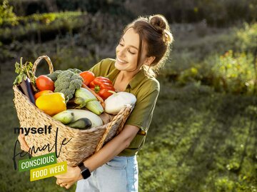 Obst und Gemüse landet besonders oft im Müll – nicht nur, weil es schneller verdirbt, auch wenn die Optik nicht der Norm entspricht.  | © gettyimages.de / RossHelen