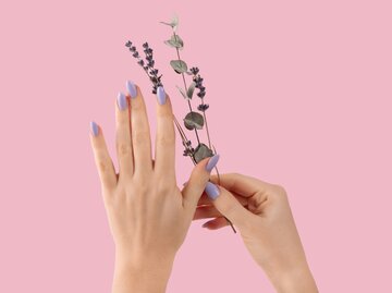 Frau mit Lavender Latte Nageldesign | © GettyImages/Mariia Kokorina