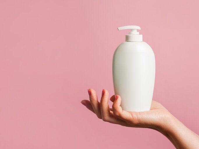 Frau hält Shampoo in der Hand | © AdobeStock/Nastya