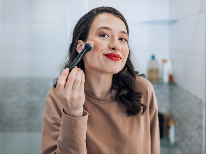 Frau trägt Rouge auf | © 	GettyImages/RealPeopleGroup