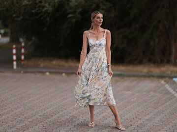 Model trägt weiß geblümtes Maxikleid | © GettyImages/Jeremy Moeller