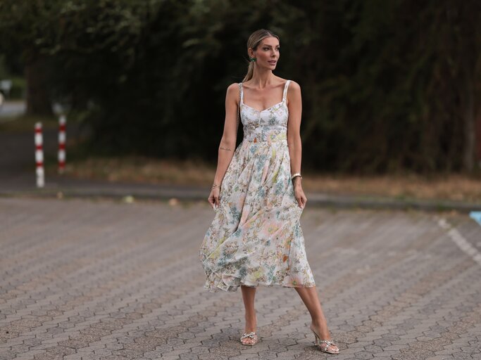 Model trägt weiß geblümtes Maxikleid | © GettyImages/Jeremy Moeller