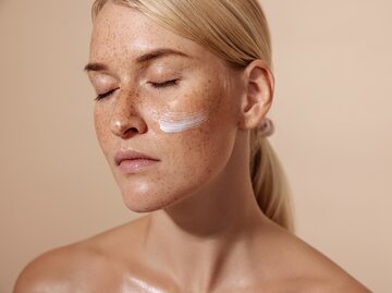 Frau mit schöner Haut und Sonnencreme | © GettyImages/	Youngoldman