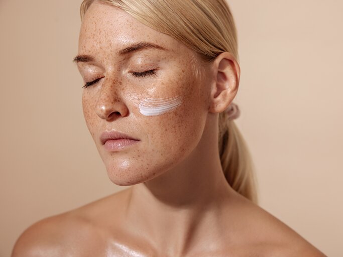 Frau mit schöner Haut und Sonnencreme | © GettyImages/	Youngoldman