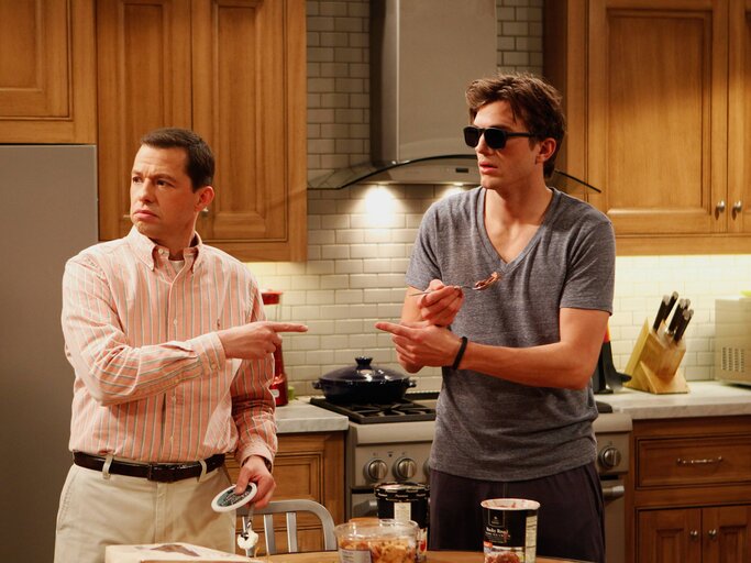 Jon Cryer und Asthon Cutcher in Two and a half men | © ImagoImages/ xMontyxBrintonx 31742_007JRC