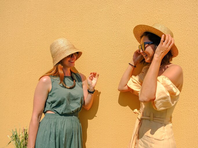 Zwei Frauen tragen sommerliche Kleider aus Leinen | © GettyImages/Marina Cavusoglu