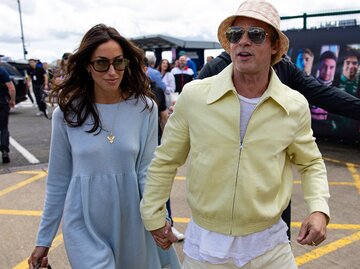 Brad Pitt mit seiner Freundin Ines de Ramon in Silverstone | © Getty Images/KymIllman