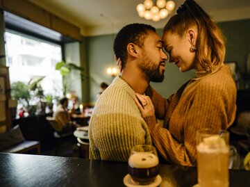 Mann und Frau blicken sich tief in die Augen bei einem Date | © GettyImages/Janina Steinmetz