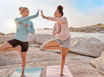 Zwei Freundinnen machen zusammen Yoga | © GettyImages/	PeopleImages