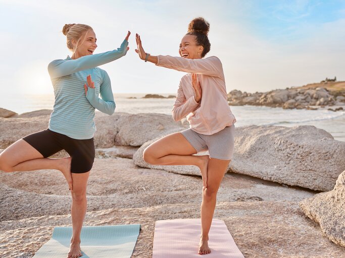 Zwei Freundinnen machen zusammen Yoga | © GettyImages/	PeopleImages