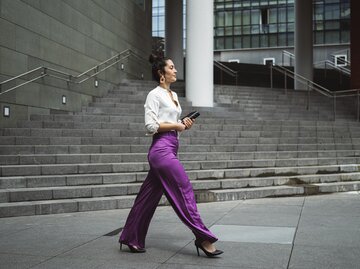 Selbstbewusste und gut gekleidete Business-Frau | © GettyImages/Westend61
