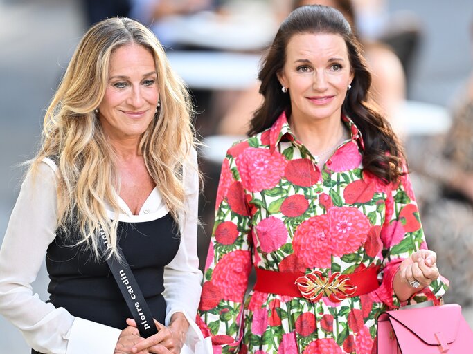 Sarah Jessica Parker und Kristin Davis beim Dreh von And Just Like That | © GettyImages/	James Devaney