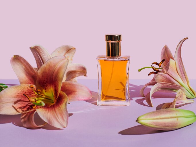 Blumiges Parfum umgeben von Lilien | © GettyImages/	Tanja Ivanova