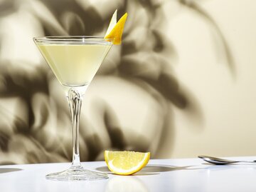 Cocktailglas mit alkoholischem Zitronenlikör | © GettyImages/	5PH