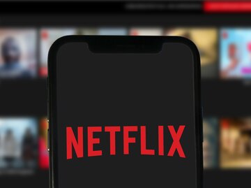 Netflix-Logo mit Serien im Hintergrund | © AdobeStock/keBu.Medien