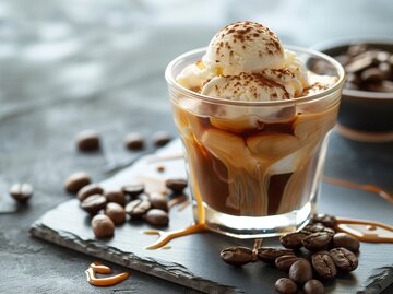 Ein Glas mit Espresso und einer Kugel Vanilleeis | © AdobeStock/Deea Journey/Generiert mit KI