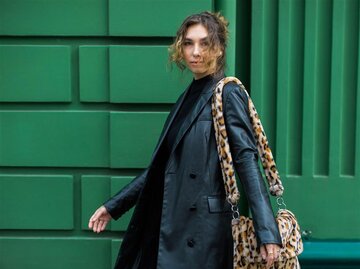 Frau mit Leo-Print Tasche | © Getty Images/Victor Dyomin