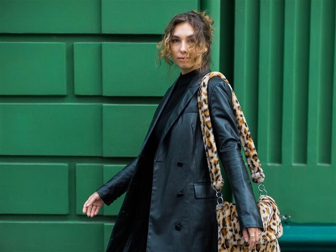 Frau mit Leo-Print Tasche | © Getty Images/Victor Dyomin