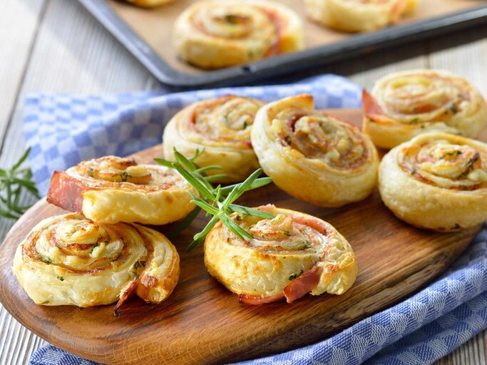 Leckere Pizzaschnecken mit Käse und Schinken | © Getty Images/kabVisio