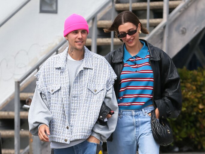 Justin und Hailey Bieber bummeln durch Los Angeles, Kalifornien | © GettyImages/thecelebrityfinder/Bauer-Griffin