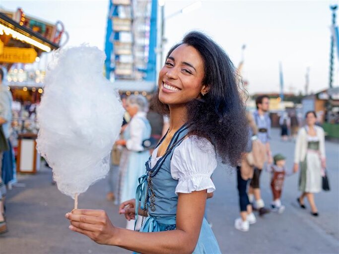 Frau im Dirndl | © Getty Images/EMS-FORSTER-PRODUCTIONS