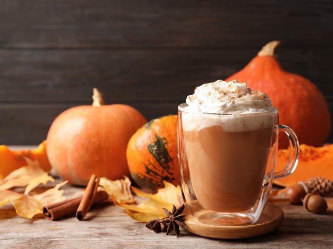 Pumpkin Spice Latte mit Kürbissen im Hintergrund | © AdobeStock/New Africa