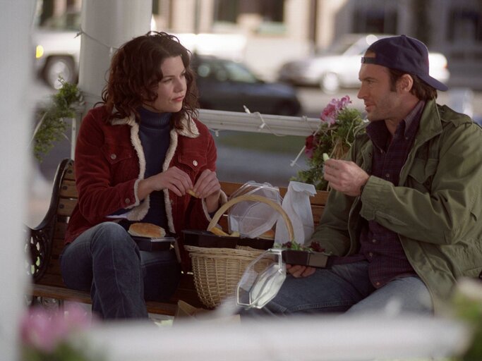 Lauren Graham (Lorelai) und Scott Patterson (Luke) in Gilmore Girls | © IMAGO/Ron Batzdorff