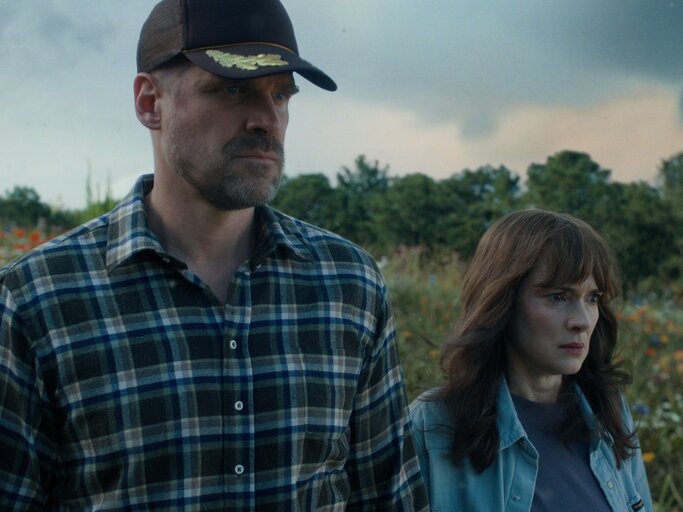 David Harbour as Jim Hopper and Winona Ryder als Joyce Byers in Stranger Things | © Netflix