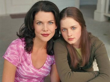 Lauren Graham und Alexis Bledel in Gilmore Girls | © IMAGO Images/ Jeffrey Thurnher