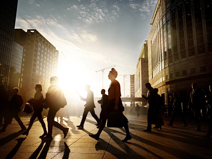 Menschenmenge geht bei Sonnenaufgang zur Arbeit | © GettyImages/Ezra Bailey