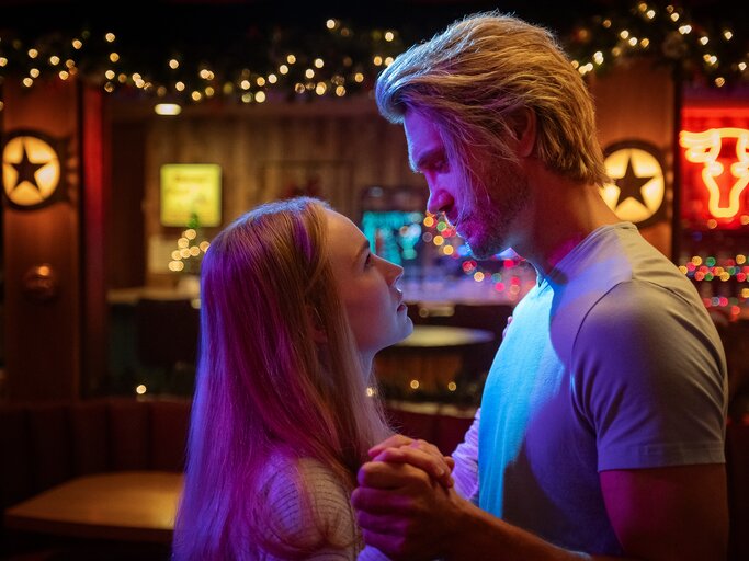 Britt Robertson und Chad Michael Murray in dem Netflix Weihnachstfilm The Merry Gentlemen | © Patrick Wymore/NETFLIX