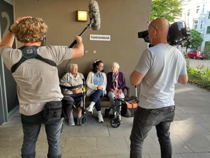 Mitra Kassai traf BILD der FRAU im Kreise ihrer "Senioritas". | © Dirk Schmidt/dsphotos.de