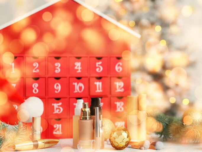 Weihnachtlicher roter Adventskalender mit Beauty-Produkten | © AdobeStock/Pixel-Shot/Mit KI generiert