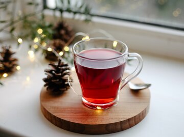 Eine Tasse mit rotem Heißgetränk | © GettyImages/	Anna Blazhuk