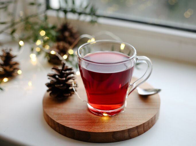 Eine Tasse mit rotem Heißgetränk | © GettyImages/	Anna Blazhuk