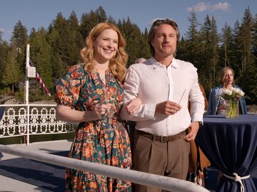 Alexandra Breckenridge und Martin Henderson in Virgin River, Staffel 6 | © Netflix