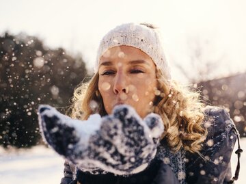 Frau in winterlicher Landschaft | © GettyImages/	vgajic