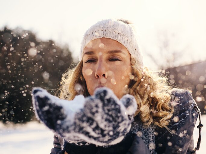 Frau in winterlicher Landschaft | © GettyImages/	vgajic