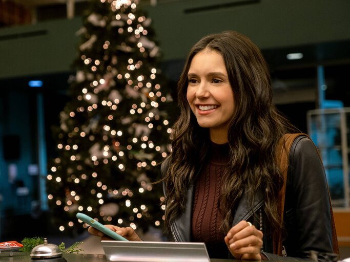 Netflix-Weihnachtsfilm Love Hard mit Nina Dobrev | © IMAGO /Prod.DB